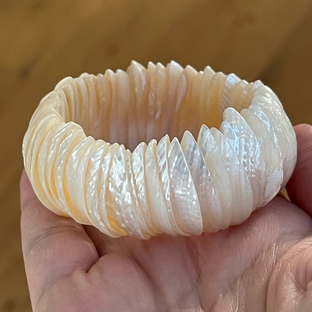 Mother of pearl shell stretchy bracelet bangle